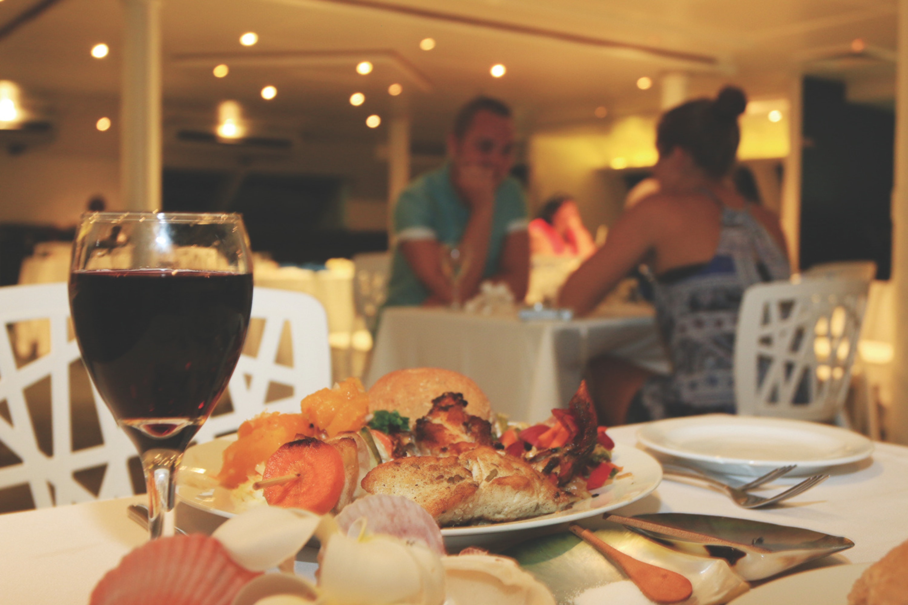 在晚餐遊船上享用美味餐點 在晚餐遊船上享用美味餐點