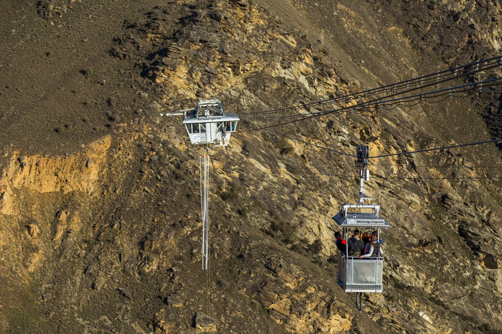 乘坐纜車前往內維斯高空彈跳艙！