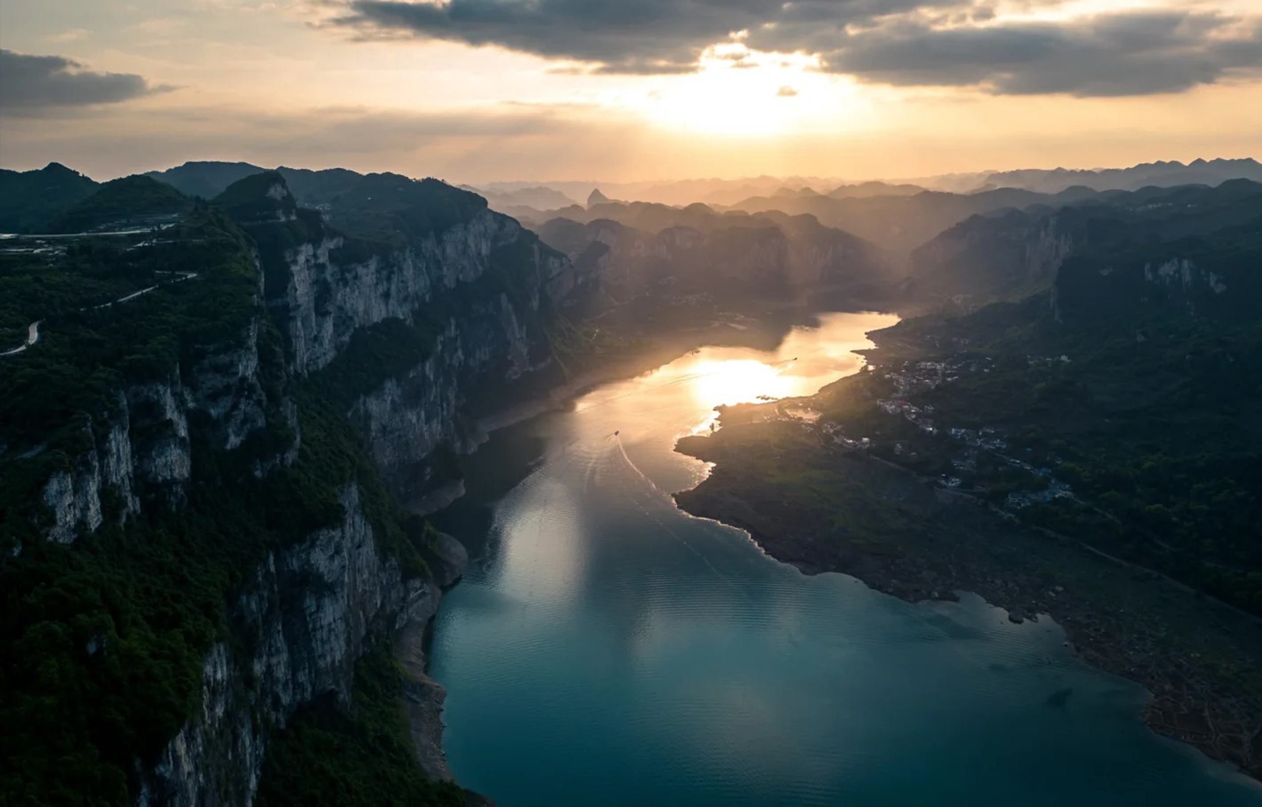 千里烏江，百里畫廊。這裡是重慶龔灘古鎮，美得像一幅畫的地方，堪稱世外桃源，它集自然山水、民俗風情於一體的旅遊景區，也是中國保存完好且頗具規模的明清建築群