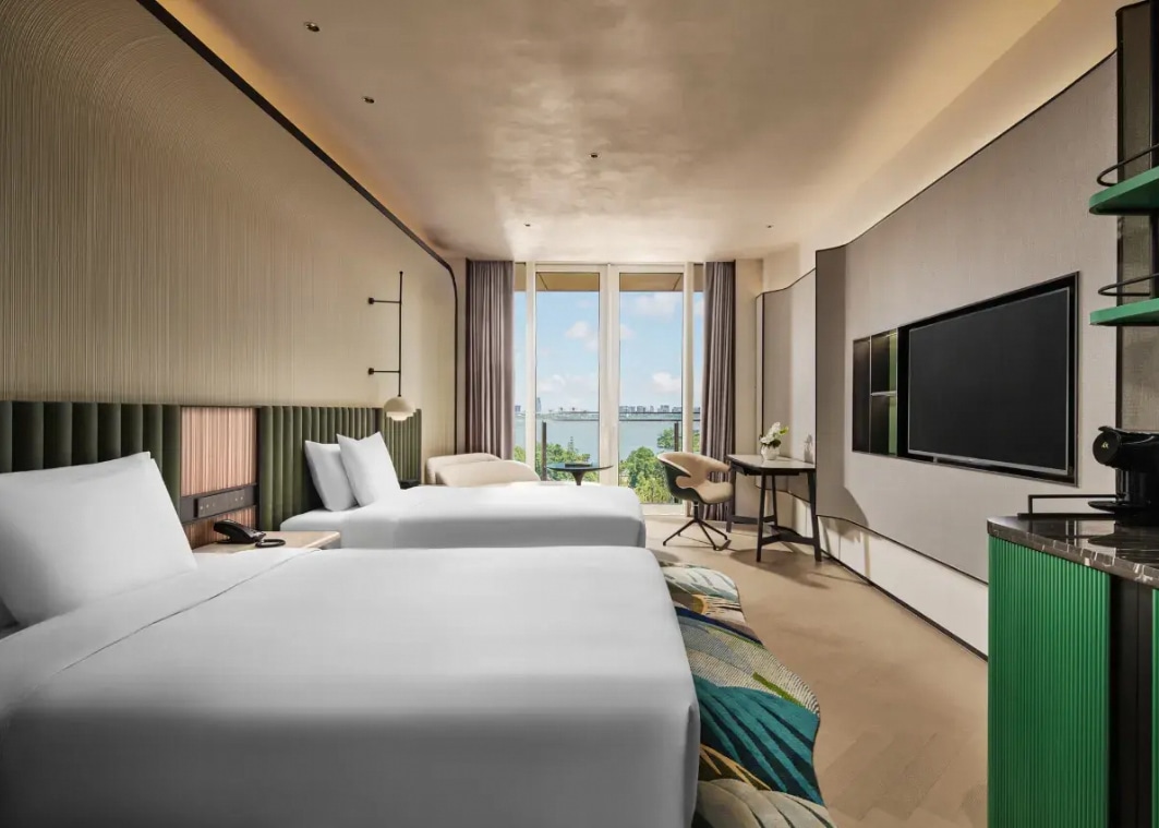 Deluxe Lake View Balcony Twin Room Reference Image