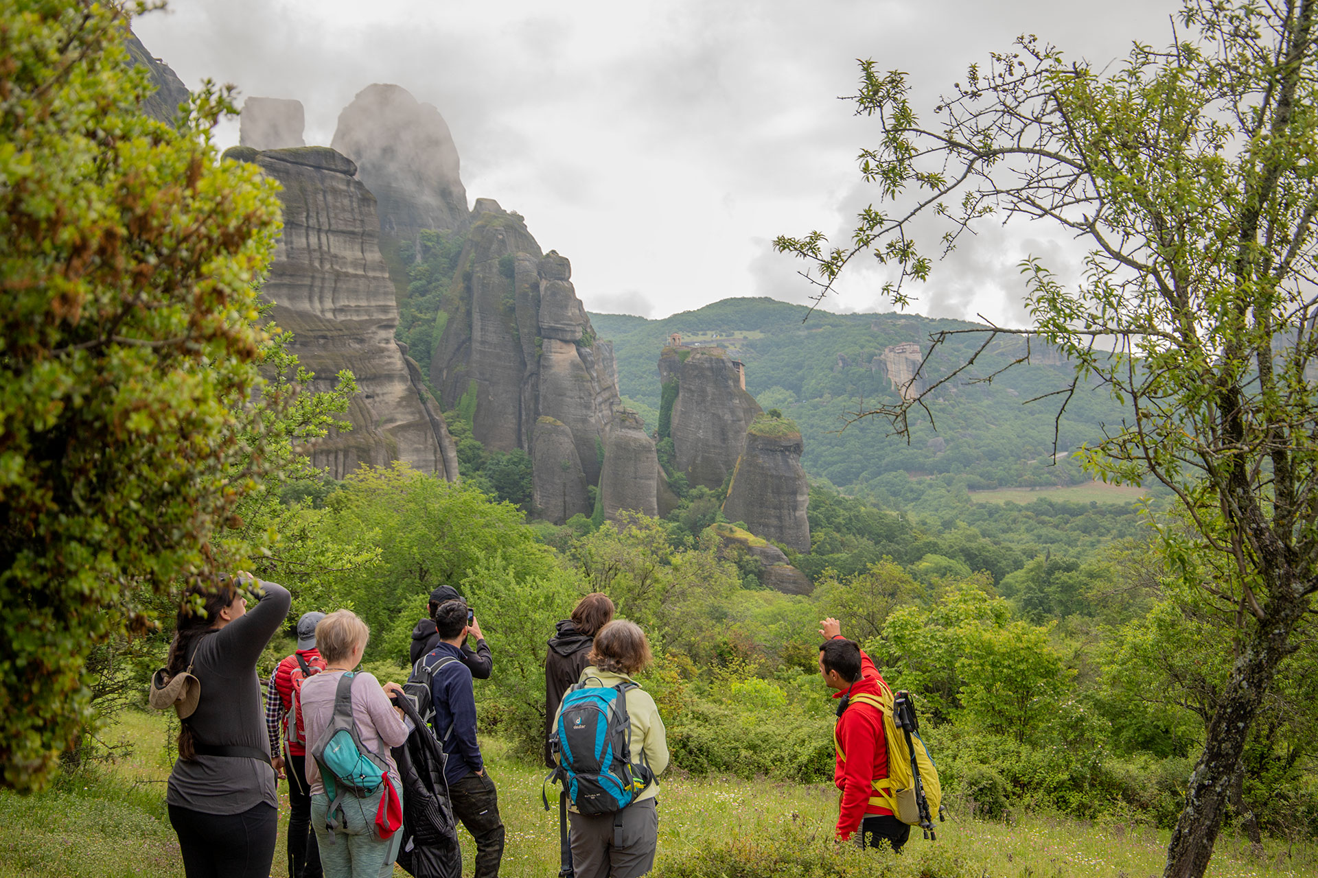 梅特歐拉（Meteora）健行遊，從卡拉巴卡或卡斯特拉奇出發，並參觀修 monastery