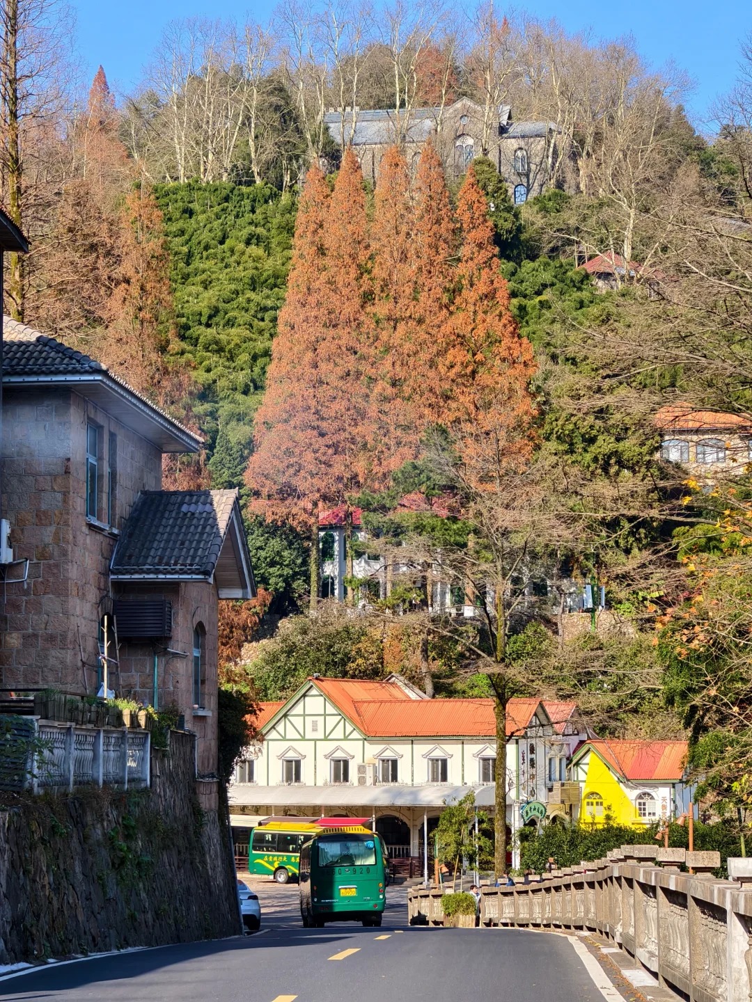走進莫干山腳下的庾村,梧桐樹下的民國老街。復古的車站、咖啡館與磚瓦建築,讓你瞬間穿越回上個世紀的悠閒時光。 走進莫干山腳下的庾村,梧桐樹下的民國老街。復古的車站、咖啡館與磚瓦建築,讓你瞬間穿越回上個世紀的悠閒時光。