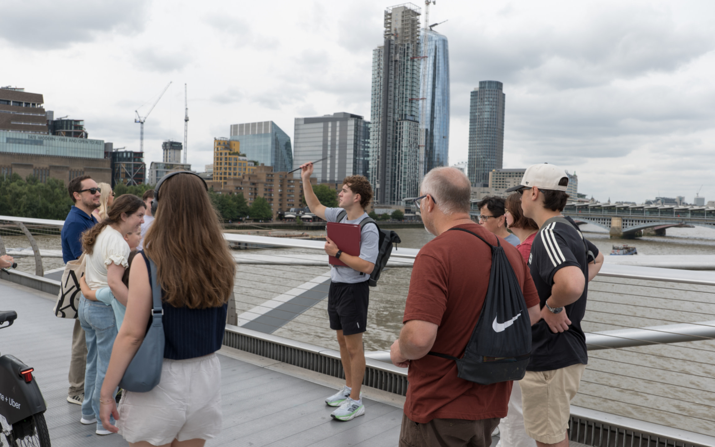 跟隨導遊的腳步，沉浸式體驗精彩活動，聆聽幕後花絮，挖掘更多魔法世界的秘辛
