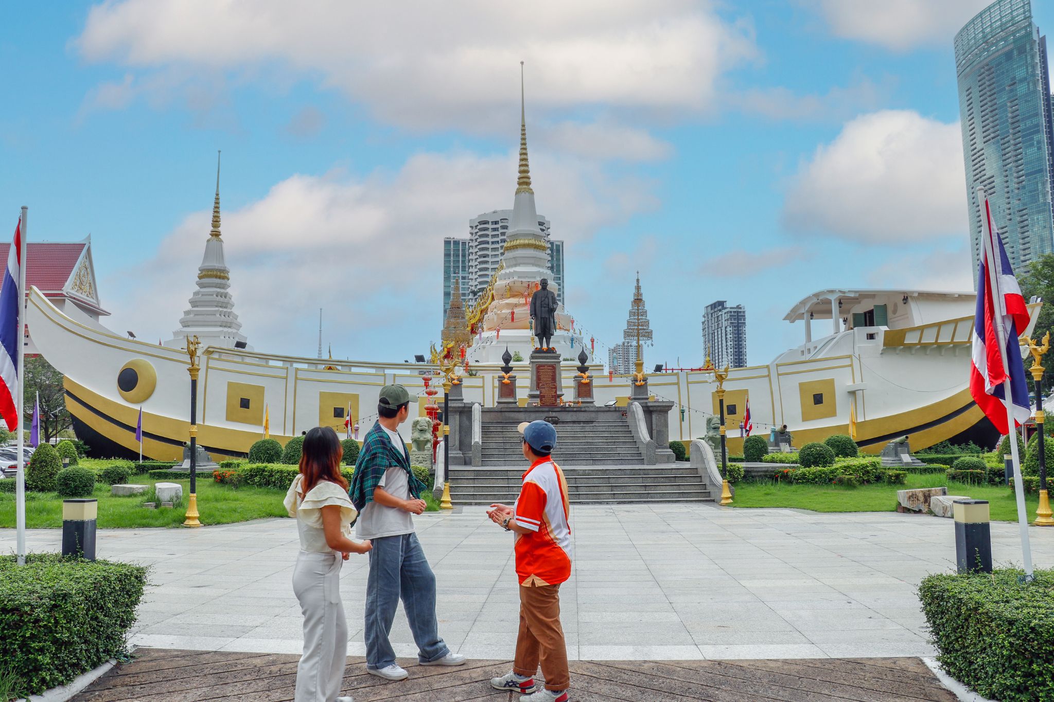 Wat Yannawa & Talat Noi Half-day Hidden Gems & Walking Tour