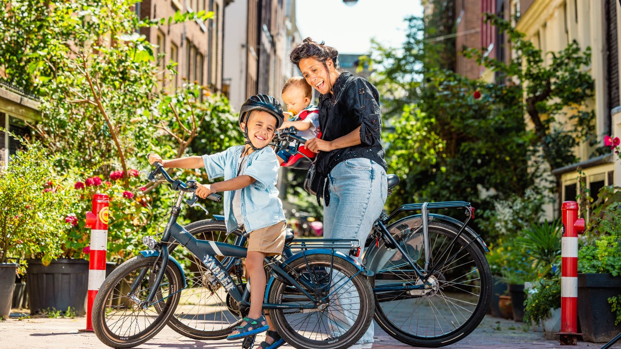 Smiling through a family bike ride in the Grachtengordel, Amsterdam’s historic and scenic Canal Belt