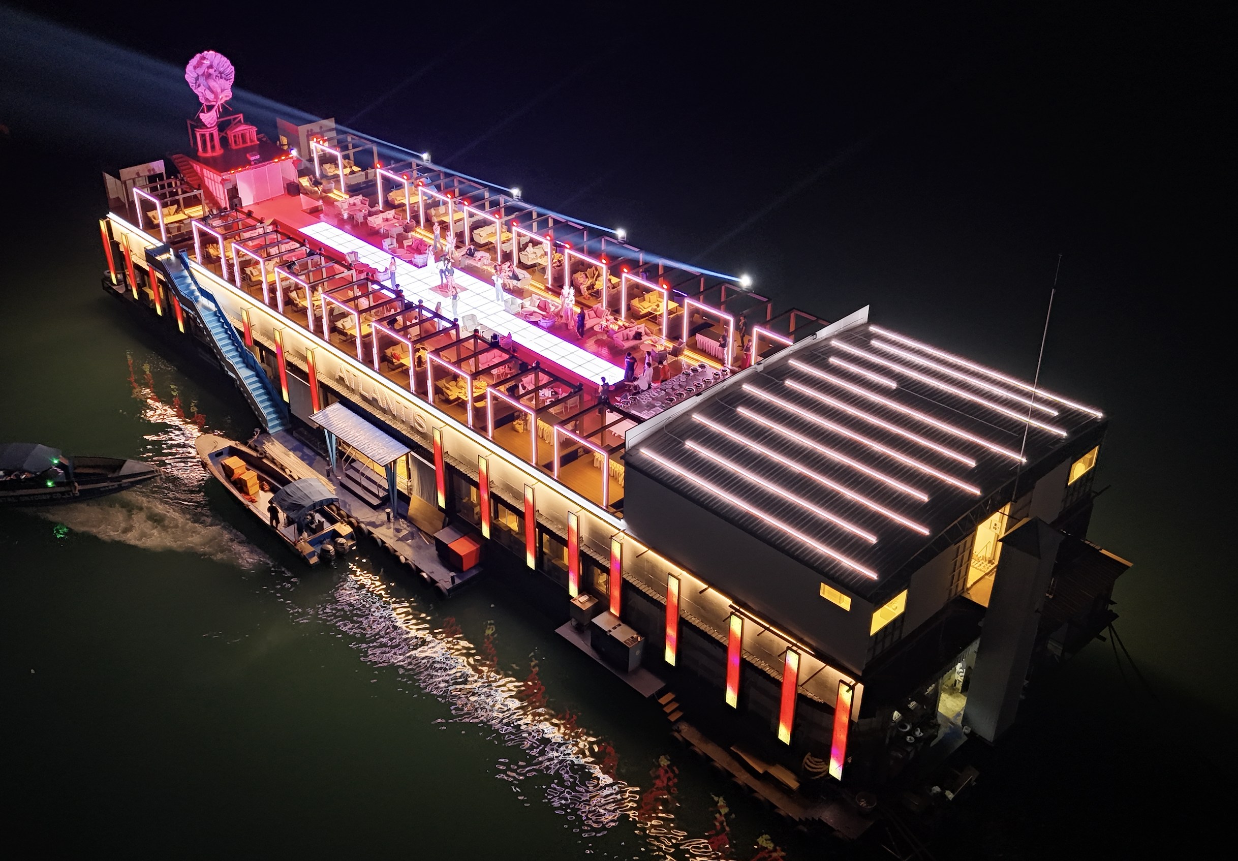 Atlantis 是我們最初的 Ocean Sky 體驗的升級版。Atlantis 重新定義了海上夜間娛樂，結合了壯觀的視覺效果、震撼的音樂和流暢的表演流程，從始至終打造真正沉浸式的體驗。
