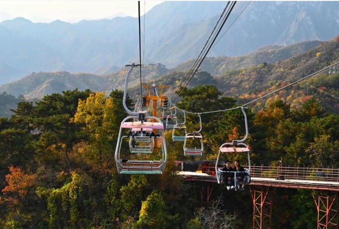 You can choose to take the cable car round trip or Chair lift up and toboggan down to make your trip easy. 