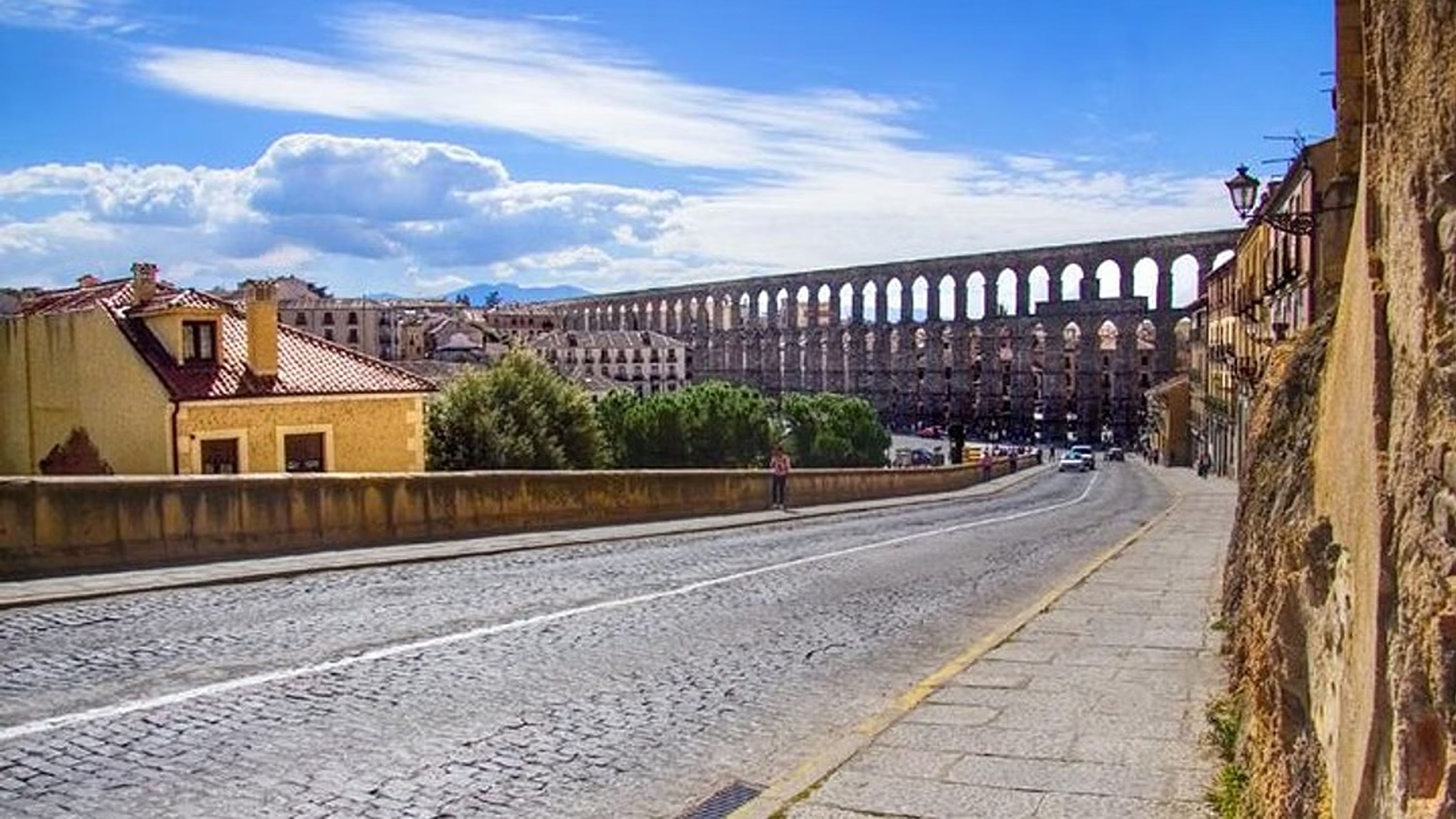 欣賞數個世紀以來的建築，從羅馬遺址到哥特式大教堂和城堡