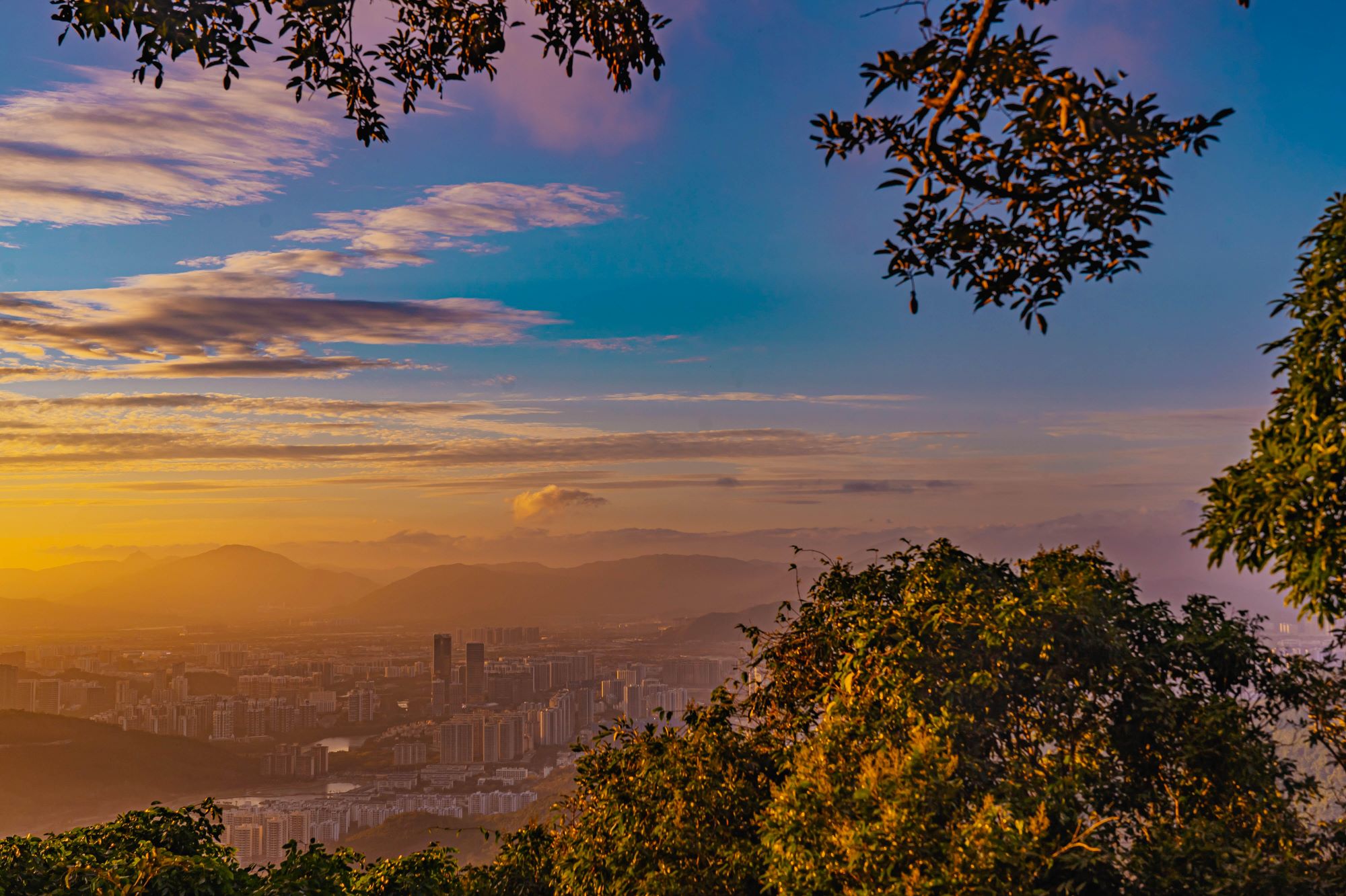 站在景區的 360° 懸挑式觀光棧道上，三亞的山、海、城、天都能盡收眼底