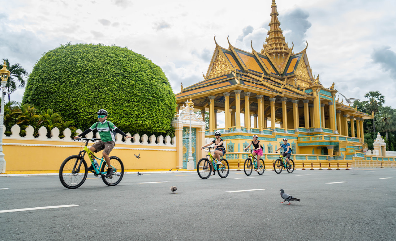 參加自行車導覽，上午探索金邊市區
