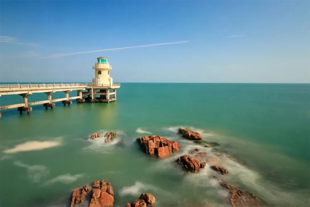 錢澳灣燈塔:一座風格清新浪漫的燈塔,白色塔身搭配淺綠色塔頂,坐落在礁石之上。它小巧夢幻,是聽濤、觀海、拍攝文藝照片的理想地點。 錢澳灣燈塔:一座風格清新浪漫的燈塔,白色塔身搭配淺綠色塔頂,坐落在礁石之上。它小巧夢幻,是聽濤、觀海、拍攝文藝照片的理想地點。