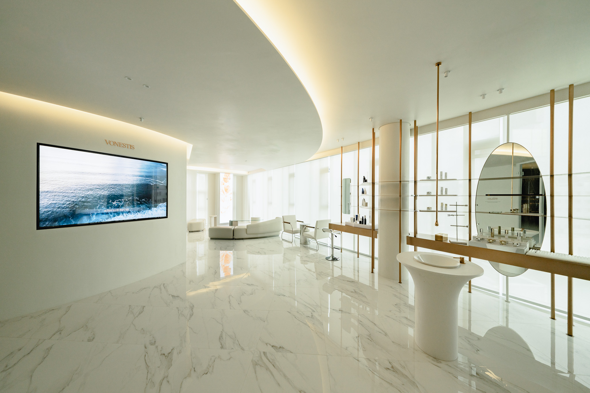 明るく爽やかなホワイトラウンジからは江南の景色を一望できます。