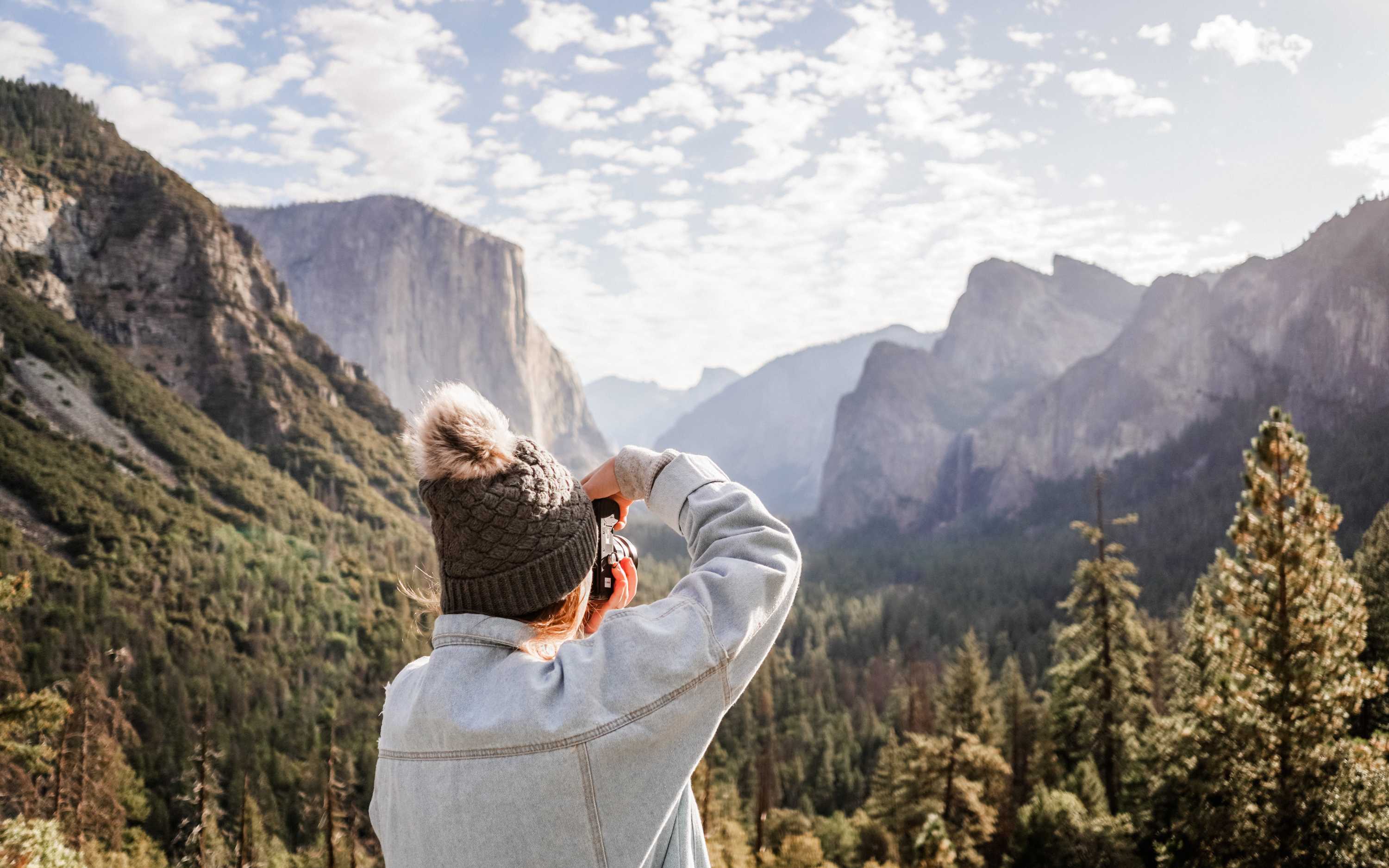 從著名的隧道觀景點 (Tunnel View) 捕捉山谷的壯麗全景 從著名的隧道觀景點 (Tunnel View) 捕捉山谷的壯麗全景
