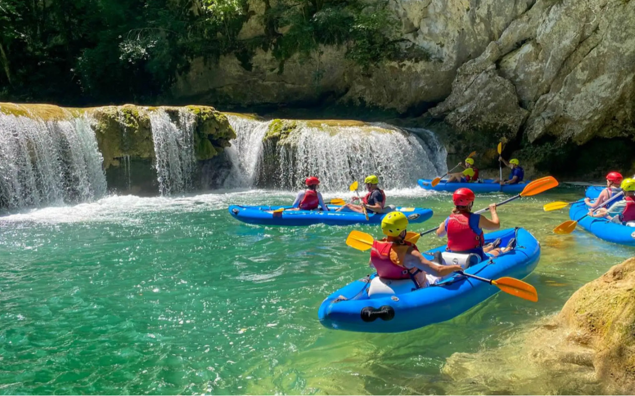 Mreznica Canyon Kayaking Tour with Waterfalls, Swimming, and Nature Exploration