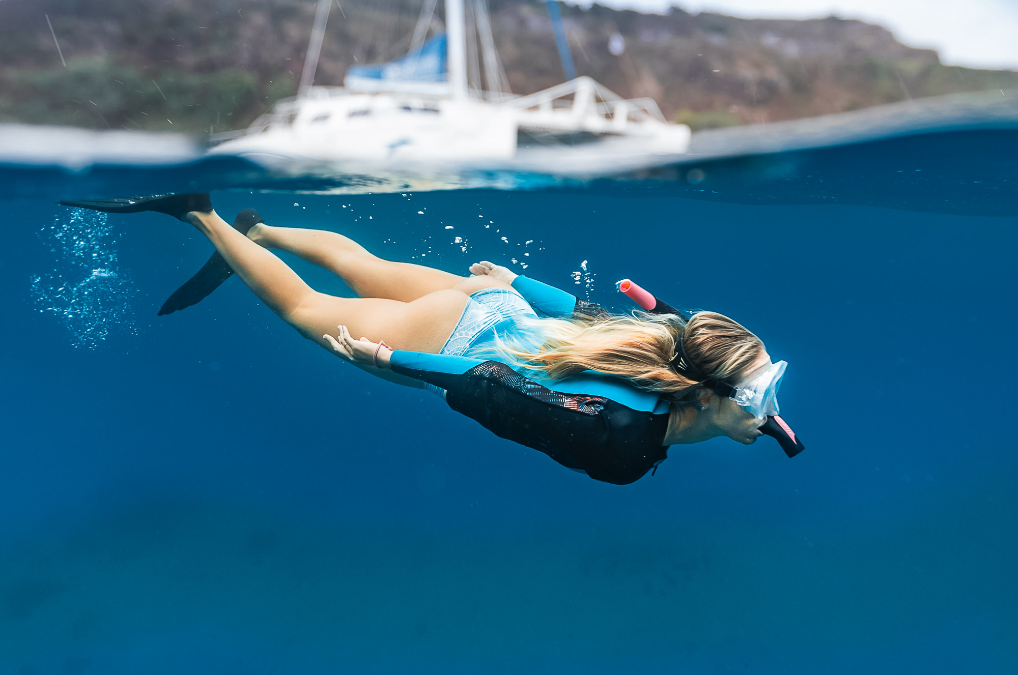 立即躍入水中，從您的船上探索充滿活力的海底世界。