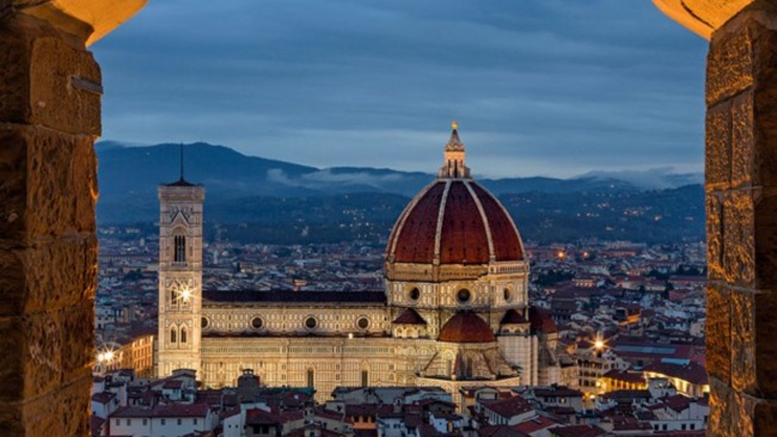 在佛羅倫斯欣賞日落美景，主教座堂的圓頂在城市歷史悠久的屋頂上閃耀，環繞著美麗的歷史名城佛羅倫斯