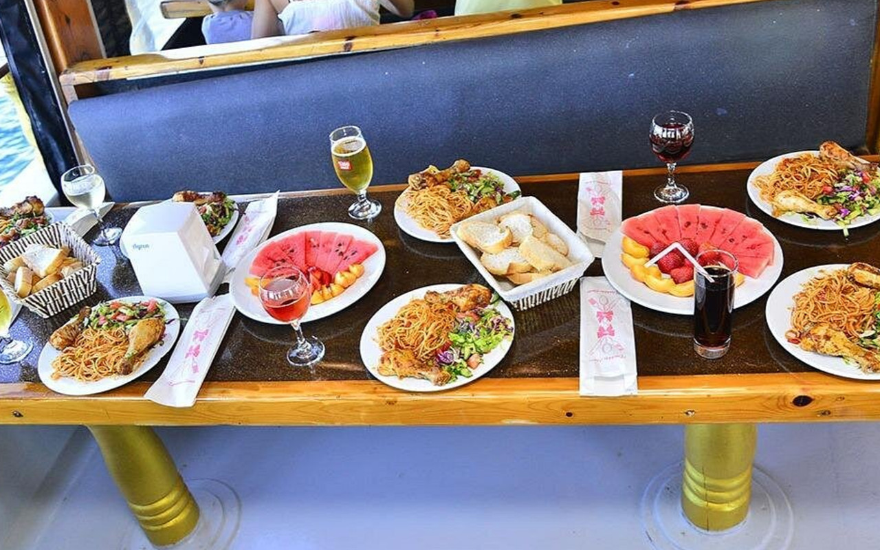 在船上享用美味午餐，同時欣賞土耳其海岸線的迷人景色