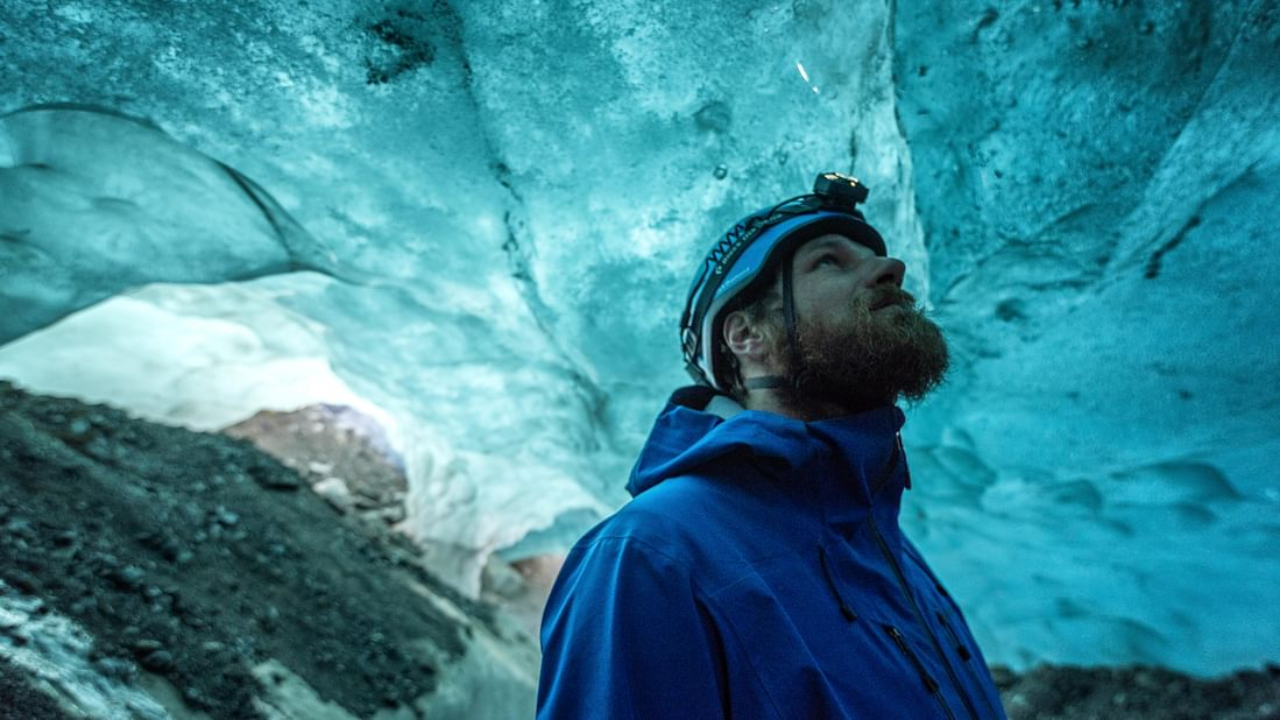 Blue ice cave and glacier hike in Skaftafell 