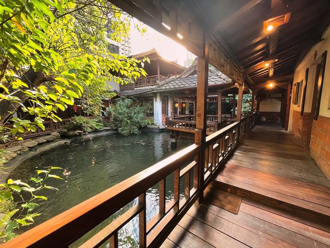 走進古色古香的東方庭園——無為草堂人文茶館，在水池與木造建築交織的悠閒氛圍中細細品茶，體驗台灣傳統茶文化，享受台中的慢活步調。