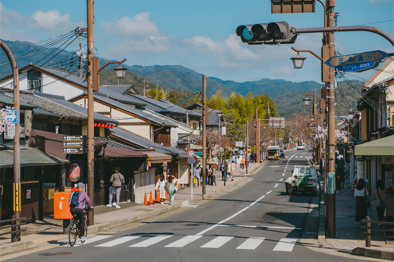 嵐山街區散發著濃濃的京都風情，小店林立、木造茶屋飄著抹茶香氣，古樸的街道與山景、河景相互交織。沿著竹林小徑與渡月橋周邊漫步，隨手一拍都是柔和寧靜的日系畫面，是最能體驗古都慢生活的地方。