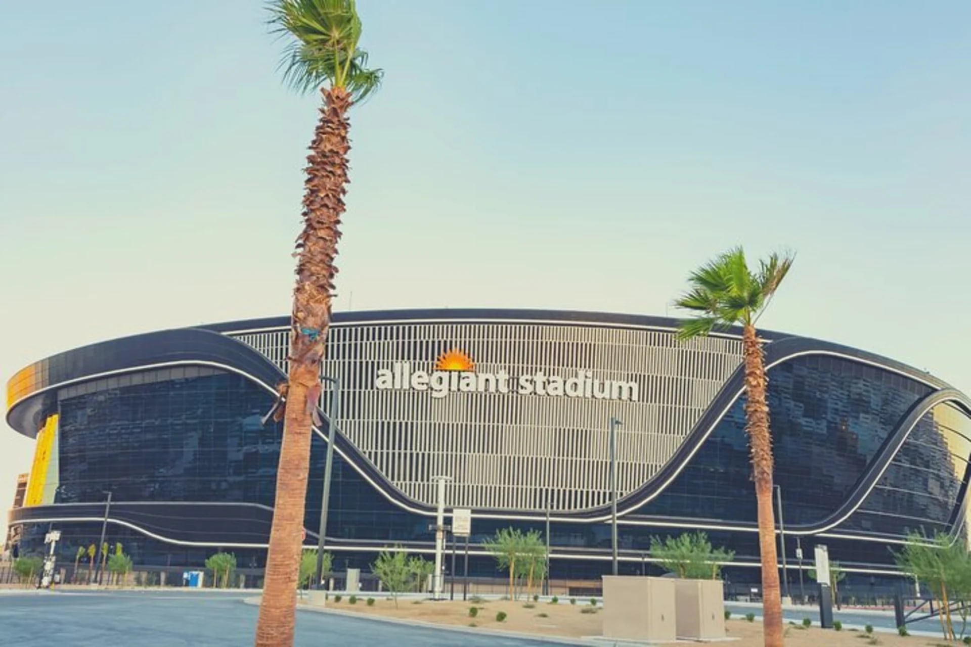 拉斯維加斯突襲者足球隊比賽（Allegiant Stadium）