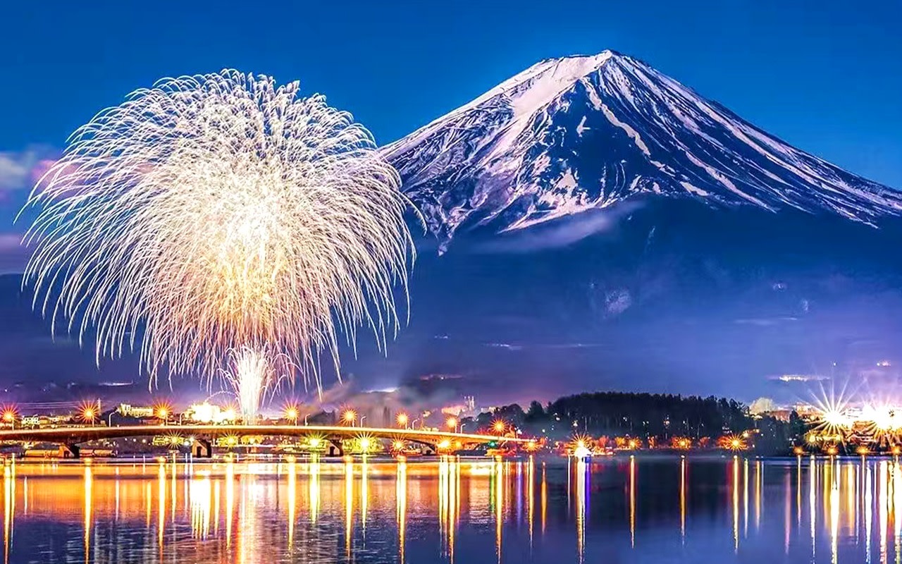 [Winter Limited] One-day tour from Tokyo to Mount Fuji Fireworks | Saiko Iyashi no Sato Nenba / West Lake Ice Tree Festival + Kawaguchiko Fireworks | Ladder Town & Hikawa Clock Street, optional hot spring experience