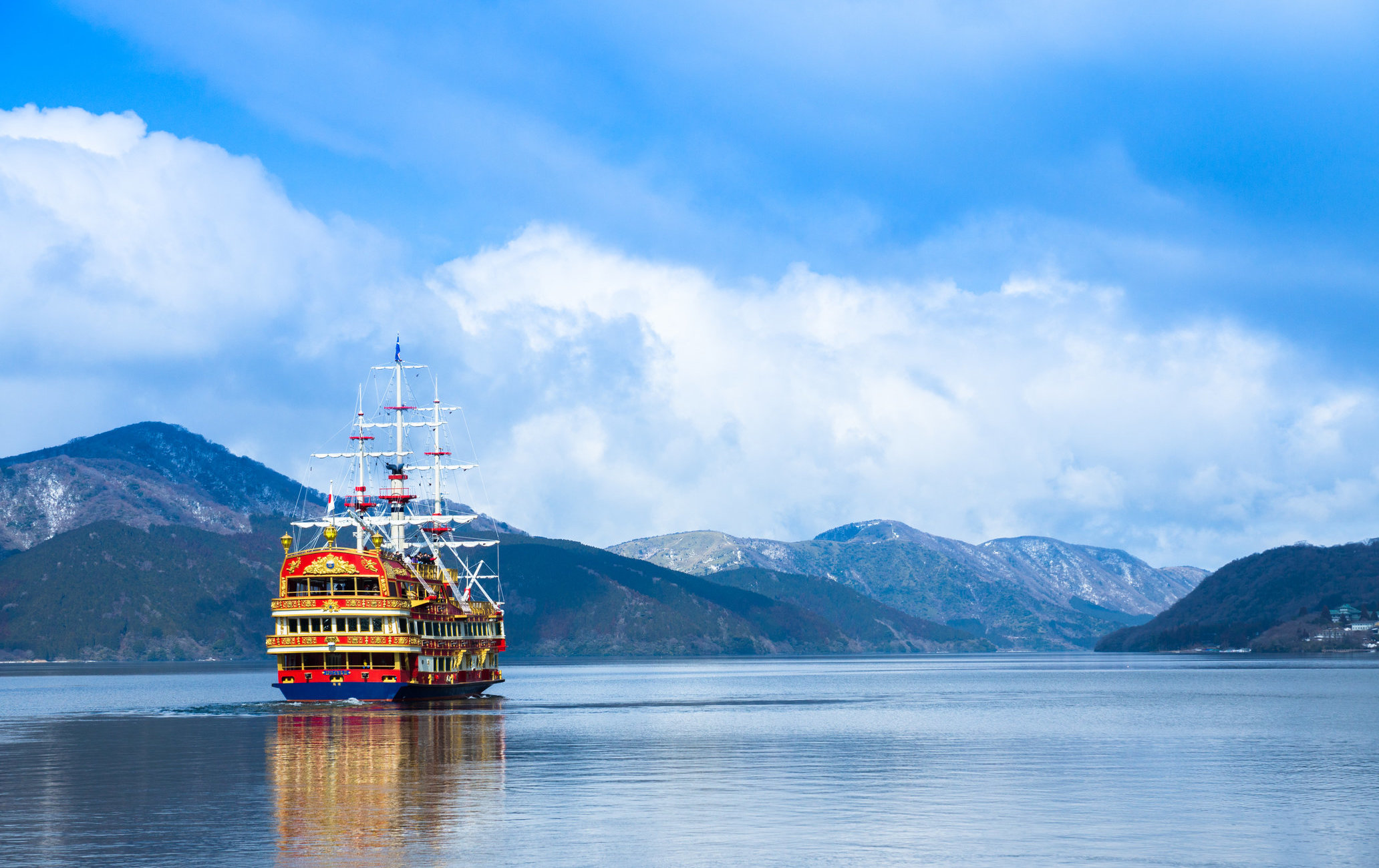 登上芦之湖海贼船,宽阔的湖面与远处群山景色一览无余。船只缓缓前行,湖水在阳光下闪烁着粼粼波光。微风拂面,让人一边欣赏湖景,一边感受箱根的自然魅力。 登上芦之湖海贼船,宽阔的湖面与远处群山景色一览无余。船只缓缓前行,湖水在阳光下闪烁着粼粼波光。微风拂面,让人一边欣赏湖景,一边感受箱根的自然魅力。