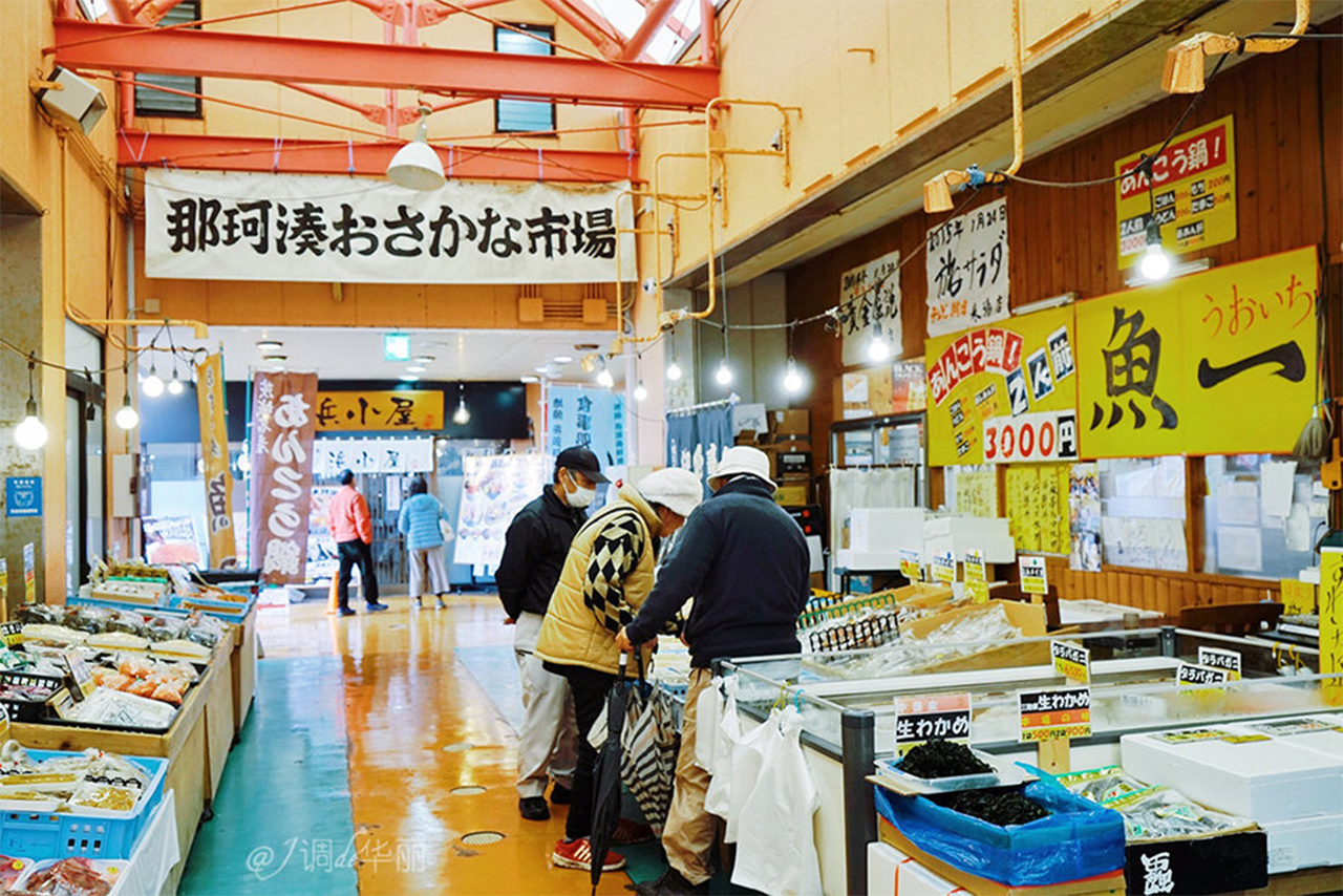There are many restaurants and food stalls around the seafood market, where you can make delicious dishes using the seafood in the market.