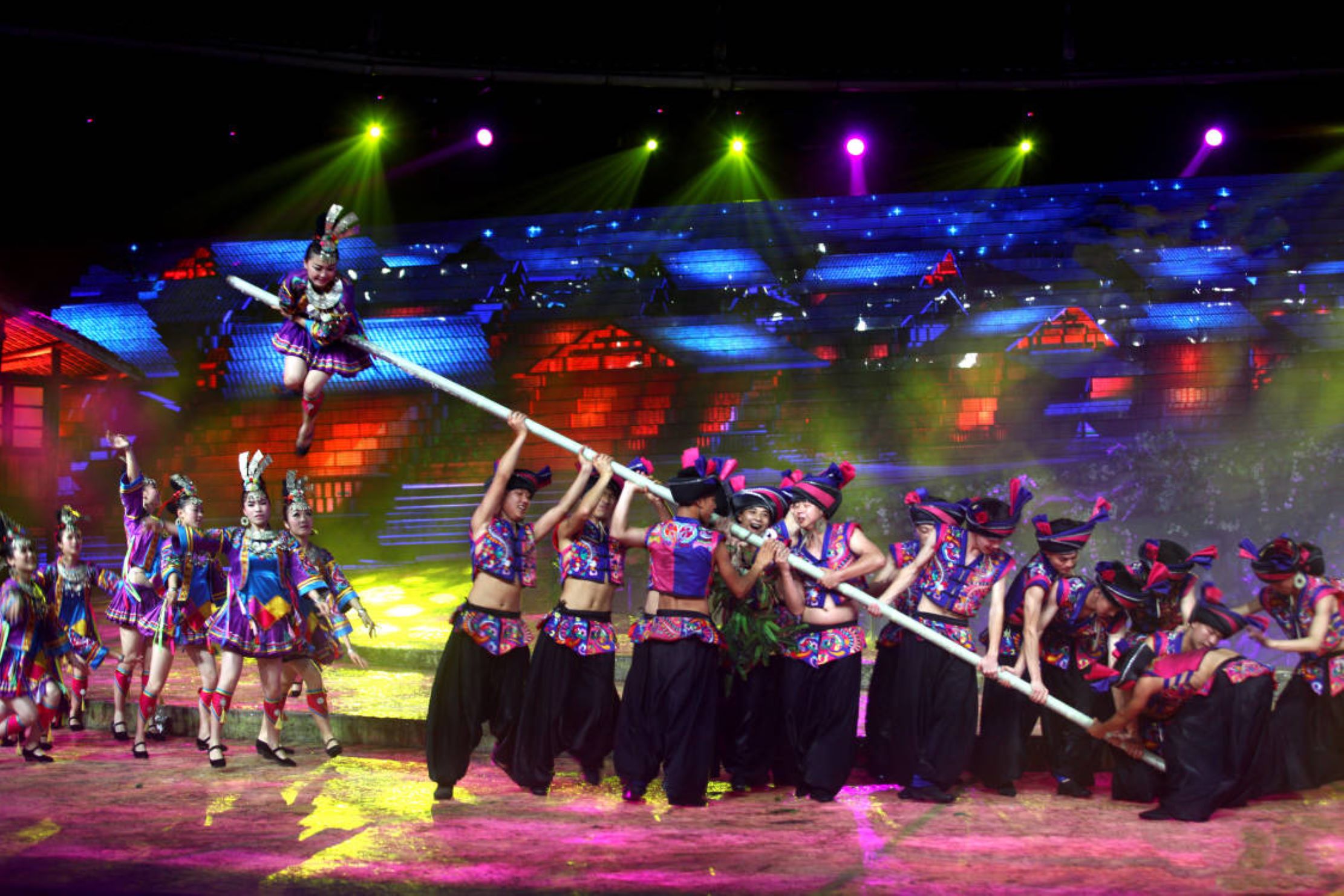 Tickets for the performance of "Sitting with Girls" at the Dong Ethnic Group's "Bird's Nest"