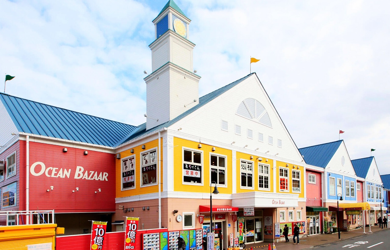 面朝相模灣的海濱綜合設施，集溫泉、美食、購物與海上觀光於一體。設有海景足湯、特產市場和遊船碼頭，適合家庭遊客休憩。作為國道135號的驛站，兼具觀光功能與休閒便利性。