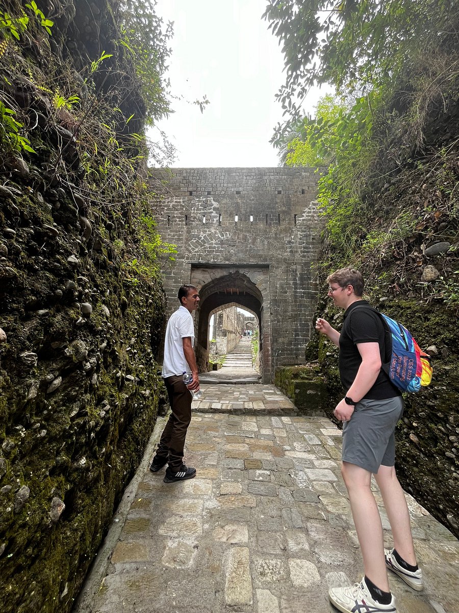 康拉堡與石窟寺廟導覽歷史之旅