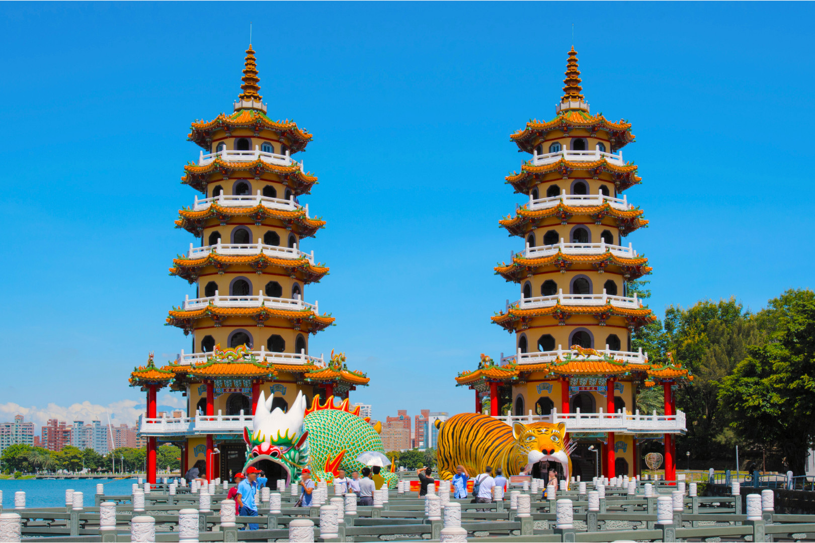 高雄一日遊：愛河夜間遊船與蓮池潭