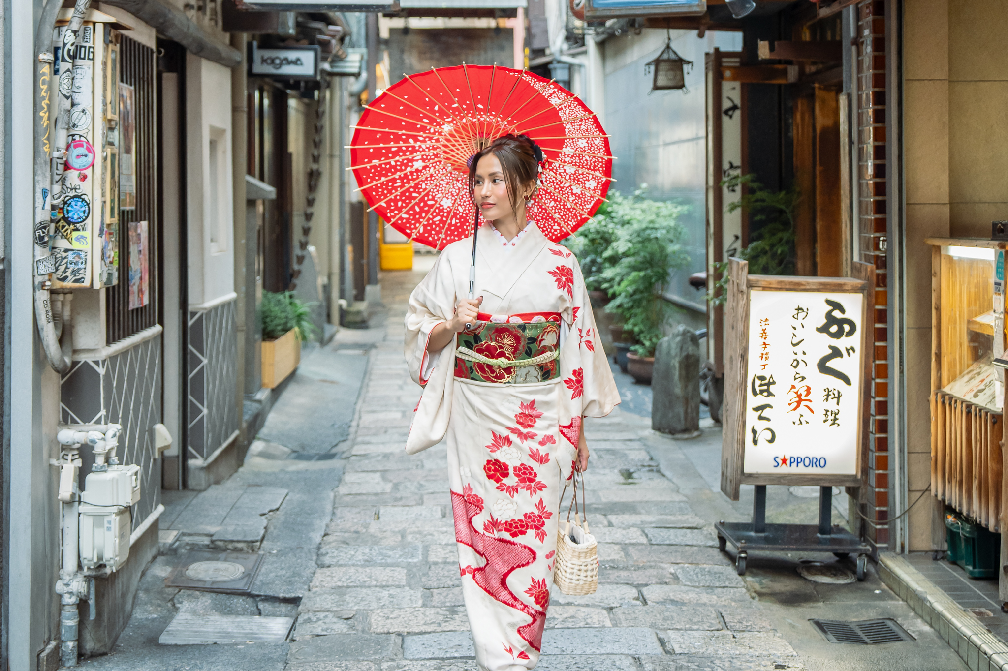 白色的和紅色的和服與法善寺橫丁充滿情調的石板路相協調,漫步於此,就能感受到適合拍照的日式氛圍,並能體驗到特別的和式體驗,營造出一種溫潤的美感。 白色的和紅色的和服與法善寺橫丁充滿情調的石板路相協調,漫步於此,就能感受到適合拍照的日式氛圍,並能體驗到特別的和式體驗,營造出一種溫潤的美感。
