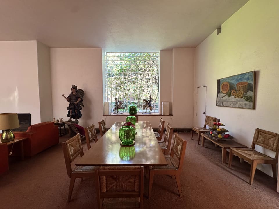 欣賞在自然光下閃耀的鮮豔黃色牆面，以及寧靜的藍色點綴