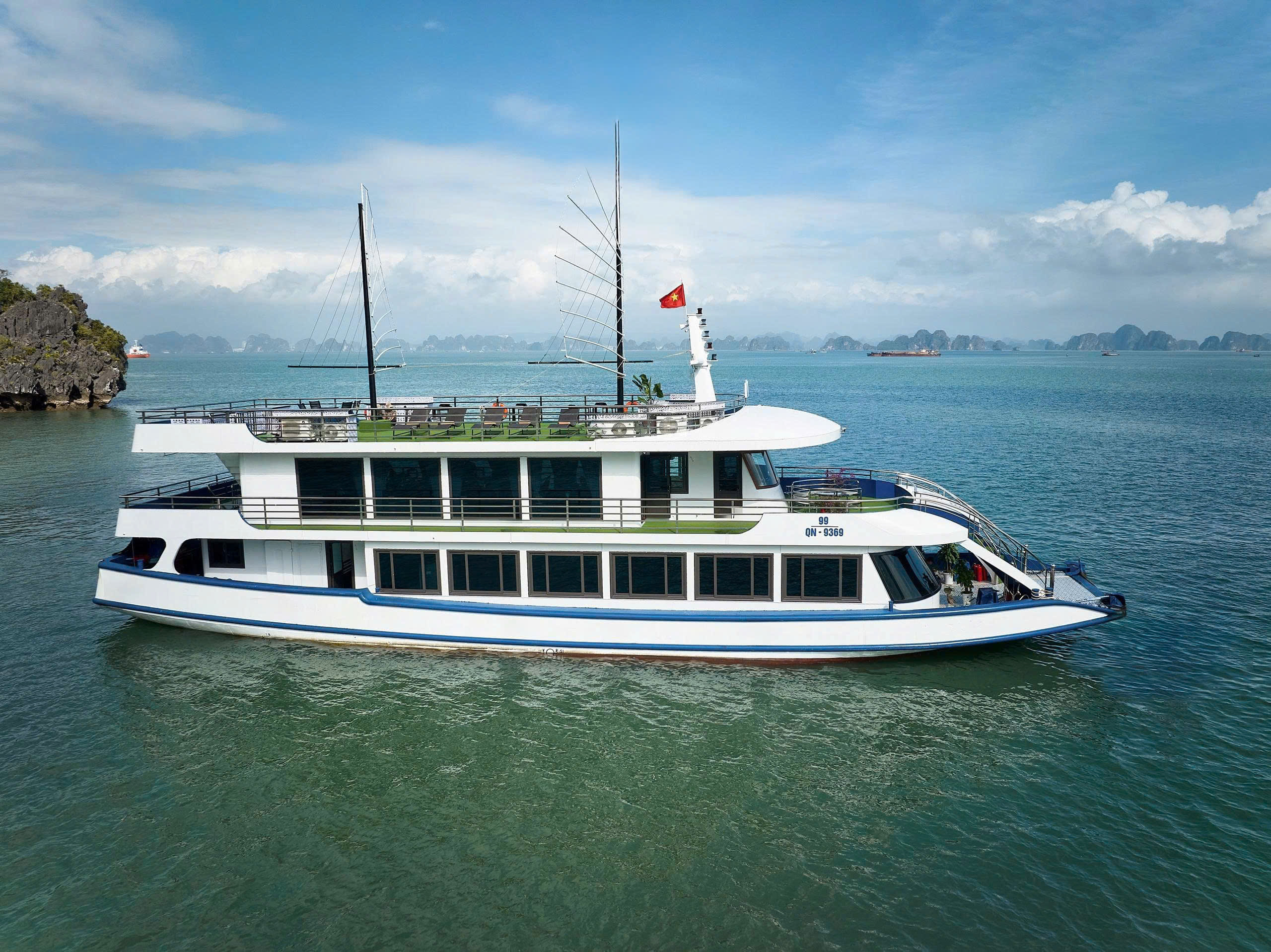 Jewels of the Bay Day Cruise: Ha Long Bay with Sung Sot & Ti Top