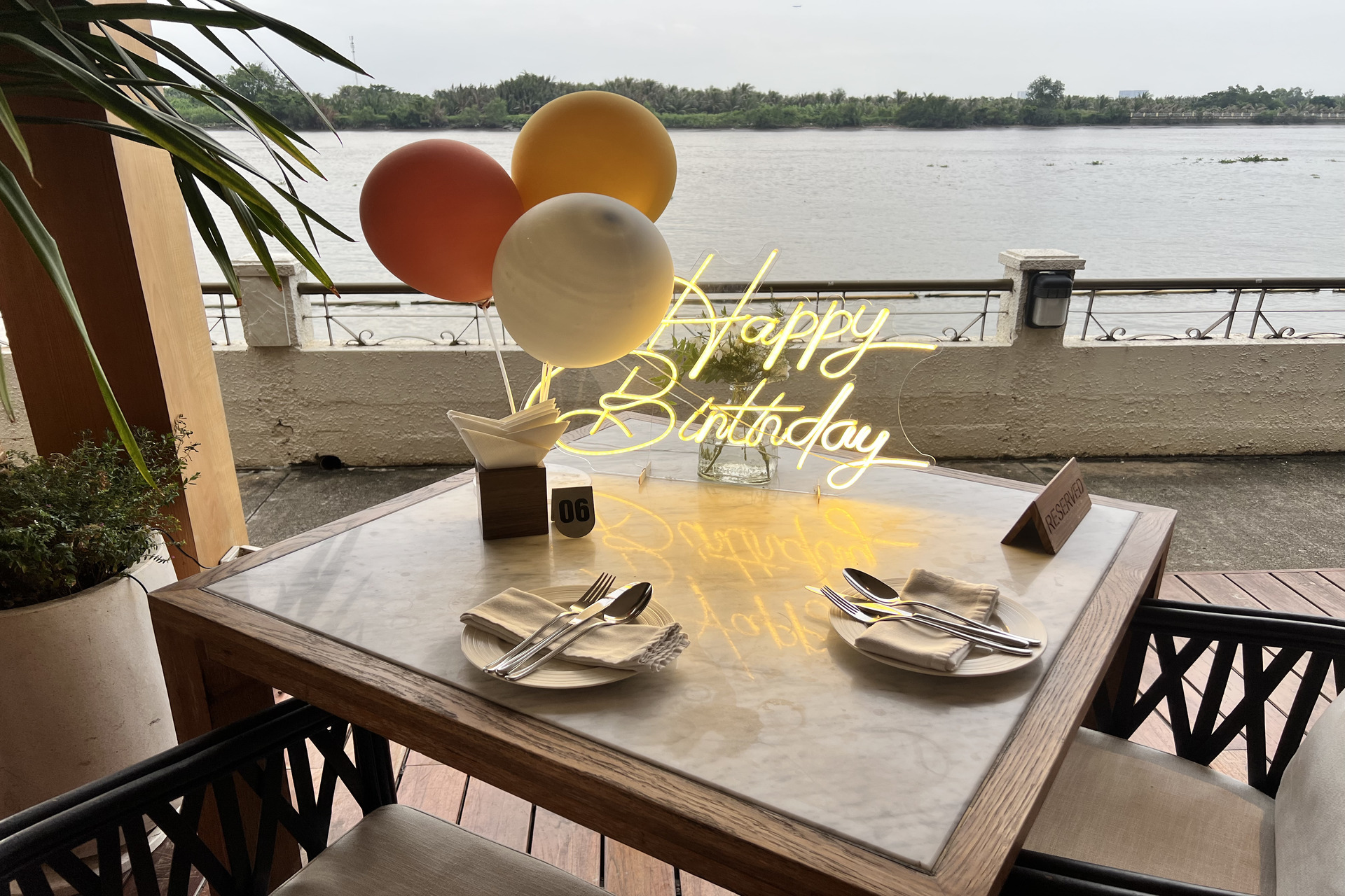 所有人都為你而來,但我只想要一個屬於我們的時刻——遠離人群,讓我能告訴你,你對我有多重要。 所有人都為你而來,但我只想要一個屬於我們的時刻——遠離人群,讓我能告訴你,你對我有多重要。