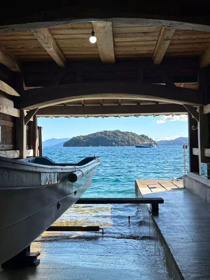 伊根舟屋「幸洋丸」※可自費參觀,每週三定休
位於伊根町的傳統木造舟屋,擁有超過80年歷史,保留著漁民生活的原貌。開放付費參觀。館內展示漁具與舊照片,讓遊客深入了解伊根的海上文化與日常生活風貌。 伊根舟屋「幸洋丸」※可自費參觀,每週三定休
位於伊根町的傳統木造舟屋,擁有超過80年歷史,保留著漁民生活的原貌。開放付費參觀。館內展示漁具與舊照片,讓遊客深入了解伊根的海上文化與日常生活風貌。