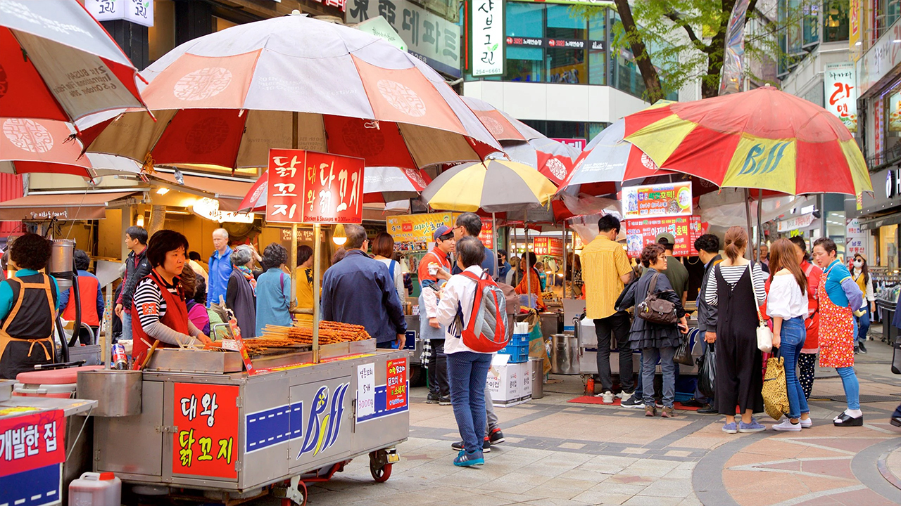品嚐釜山著名的街頭美食，新鮮、美味，深受當地人和旅客的喜愛。