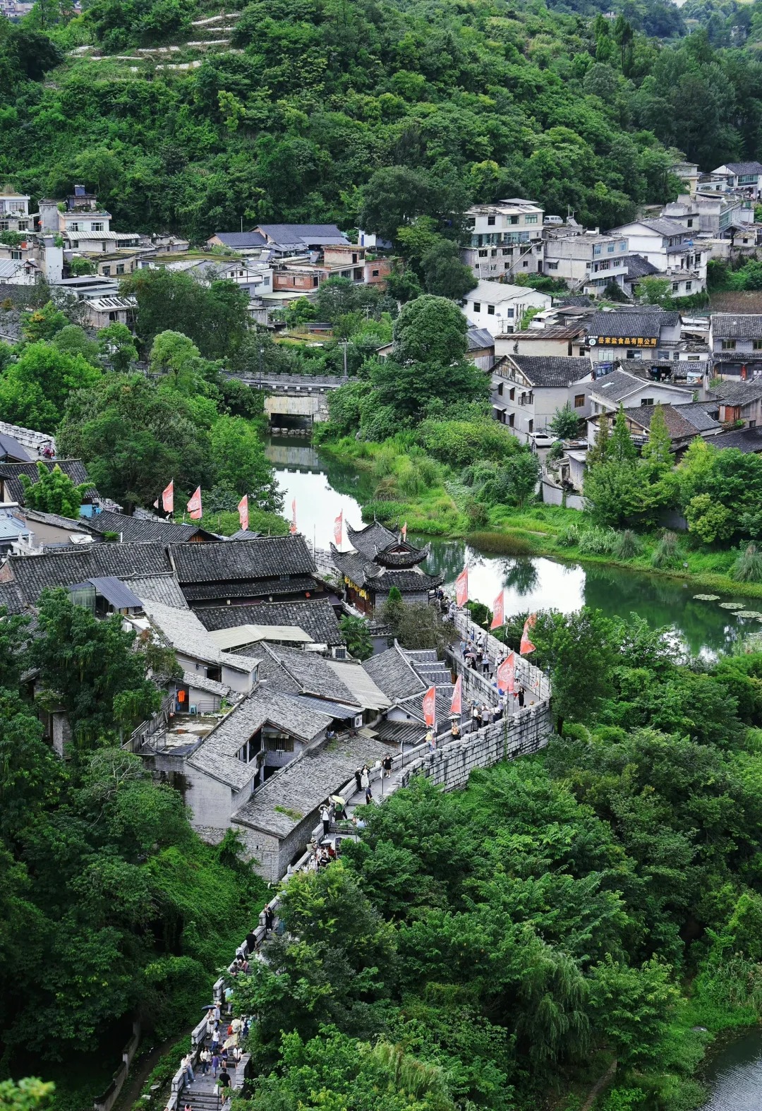 青巖古鎮：
貴陽首個也是唯一一個國家5A級旅遊景區
它歷經六百餘年歲月洗禮
藏著黔中大地最醇厚的歷史文脈
也裝著最治癒的人間菸火
到這裡，你可以去【定廣門城牆】看一看絕美日落；去【背街】走一走青石板路；去【趙以炯狀元故居】感受黔地文脈；去青巖古鎮的大街小巷，慢慢地感受古鎮菸火氣