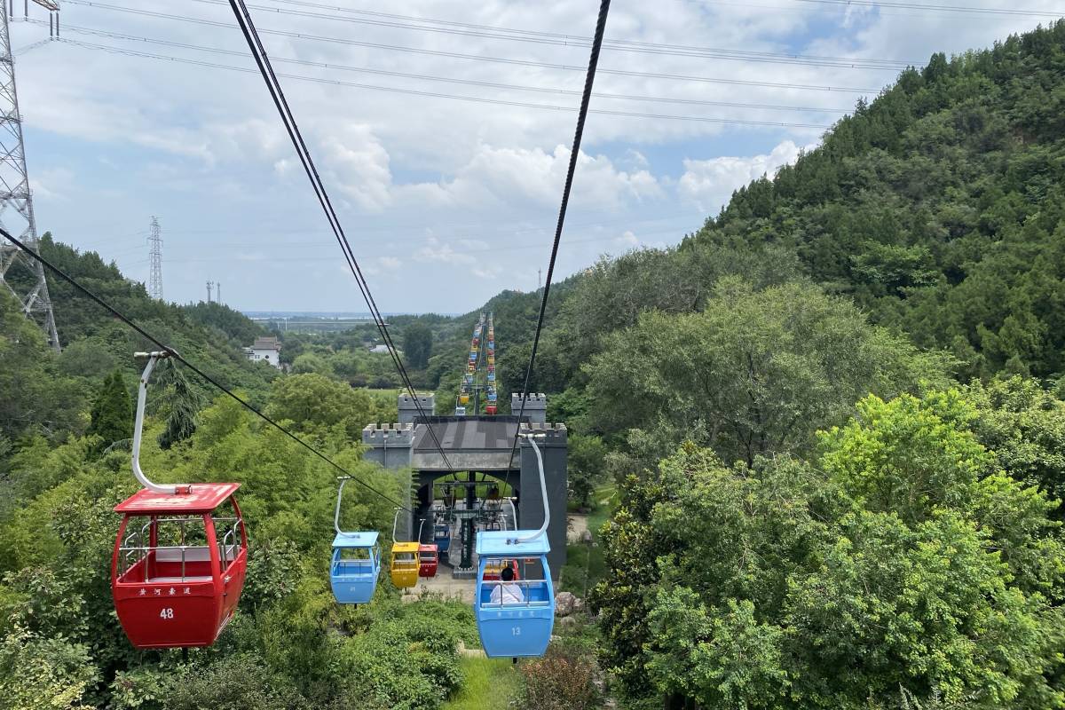 There are also several attractions within the scenic area, such as the Statue of the Mother River. You can take a cable car ride for a panoramic view of the river and the surrounding landscape. Afterwards, our driver will safely drop you off at your hotel