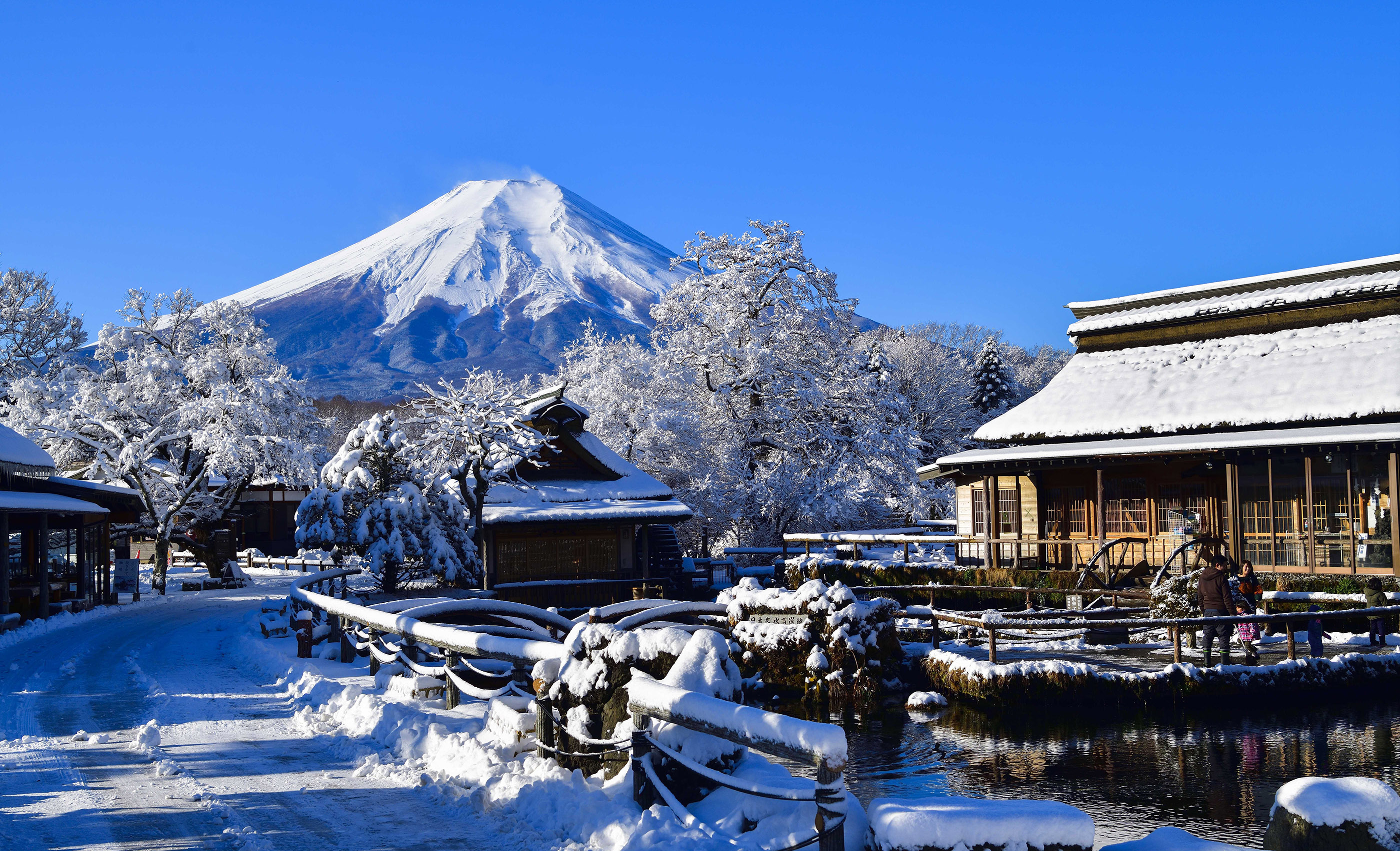 河口湖是位於山梨縣富士河口湖町的湖泊,為富士五湖之一,是富士五湖中湖岸線最長、標高最低的一湖。 河口湖是位於山梨縣富士河口湖町的湖泊,為富士五湖之一,是富士五湖中湖岸線最長、標高最低的一湖。