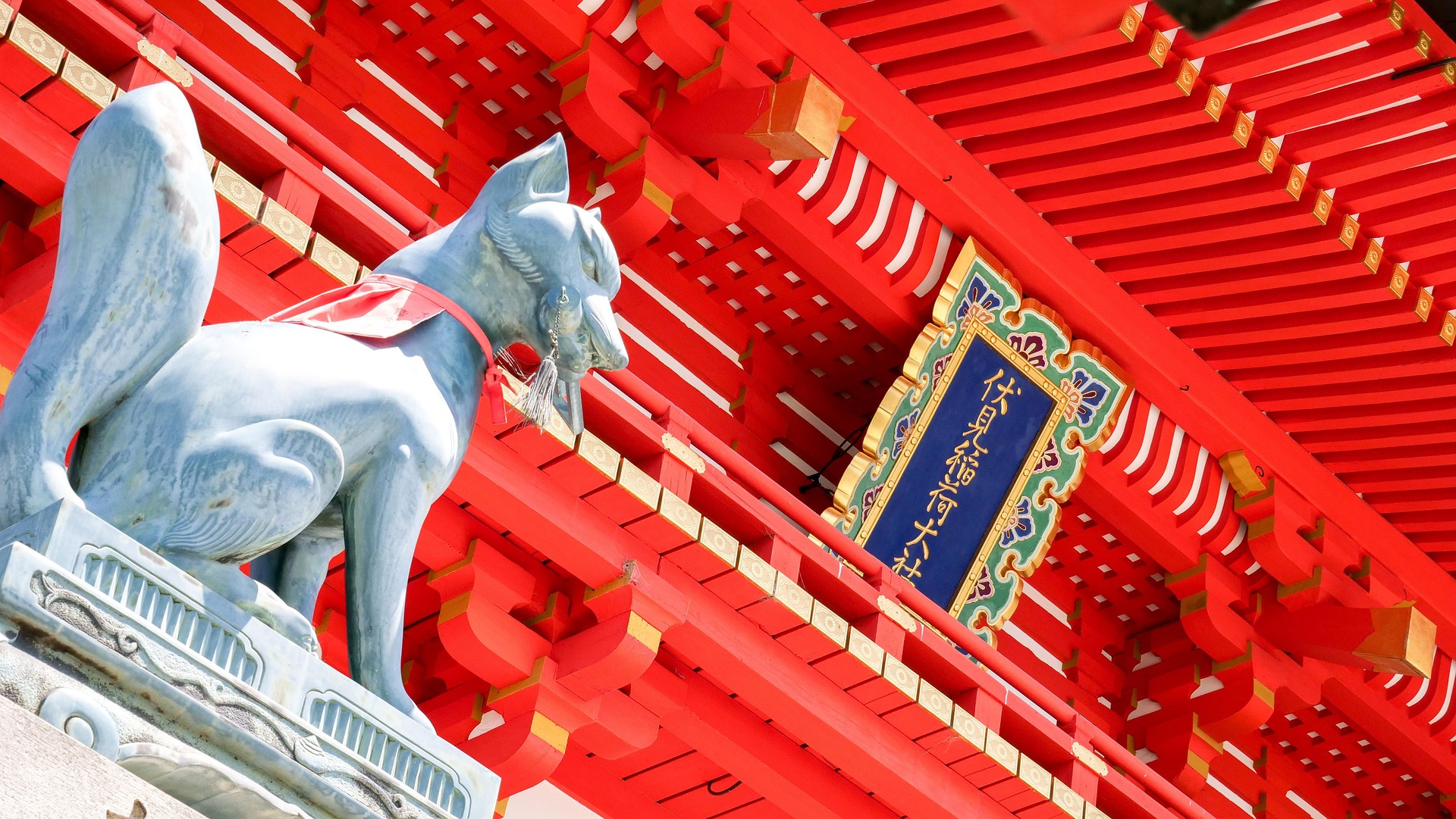 The messenger of the god Inari is the fox, which symbolizes wisdom and the messenger of the gods who deliver oracles. It is very popular among tourists.