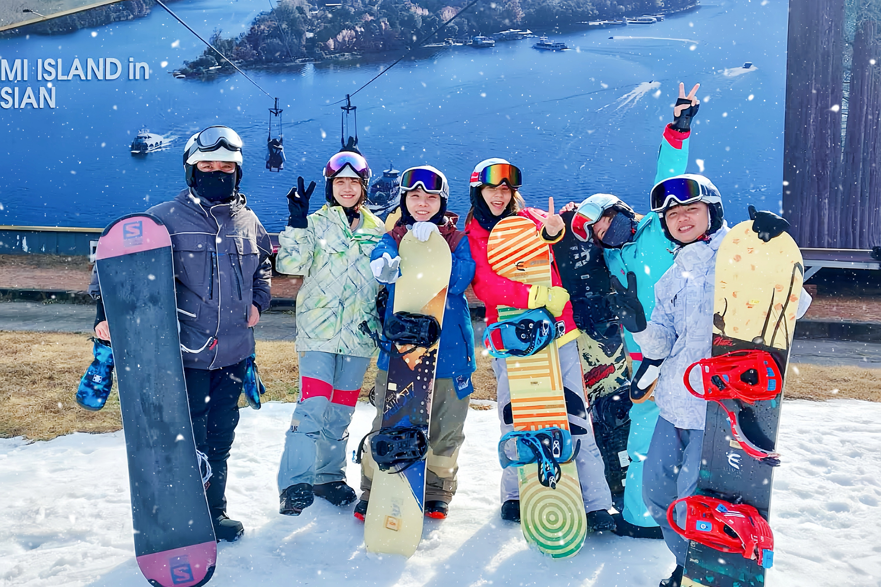 在 Elysian 寬闊、陽光普照的滑雪坡道上，孩子們在友善且經驗豐富的教練引導下，自信地學習並享受滑雪樂趣。