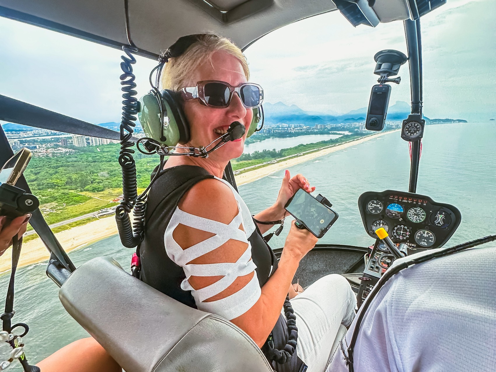 在難忘的直升機體驗中盡情歡笑,飽覽令人難忘的美景 在難忘的直升機體驗中盡情歡笑,飽覽令人難忘的美景