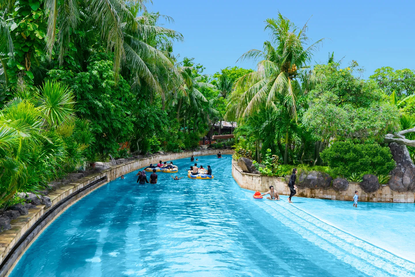 在亞特蘭提斯水上樂園悠閒漂流,盡情欣賞沿途美景 在亞特蘭提斯水上樂園悠閒漂流,盡情欣賞沿途美景