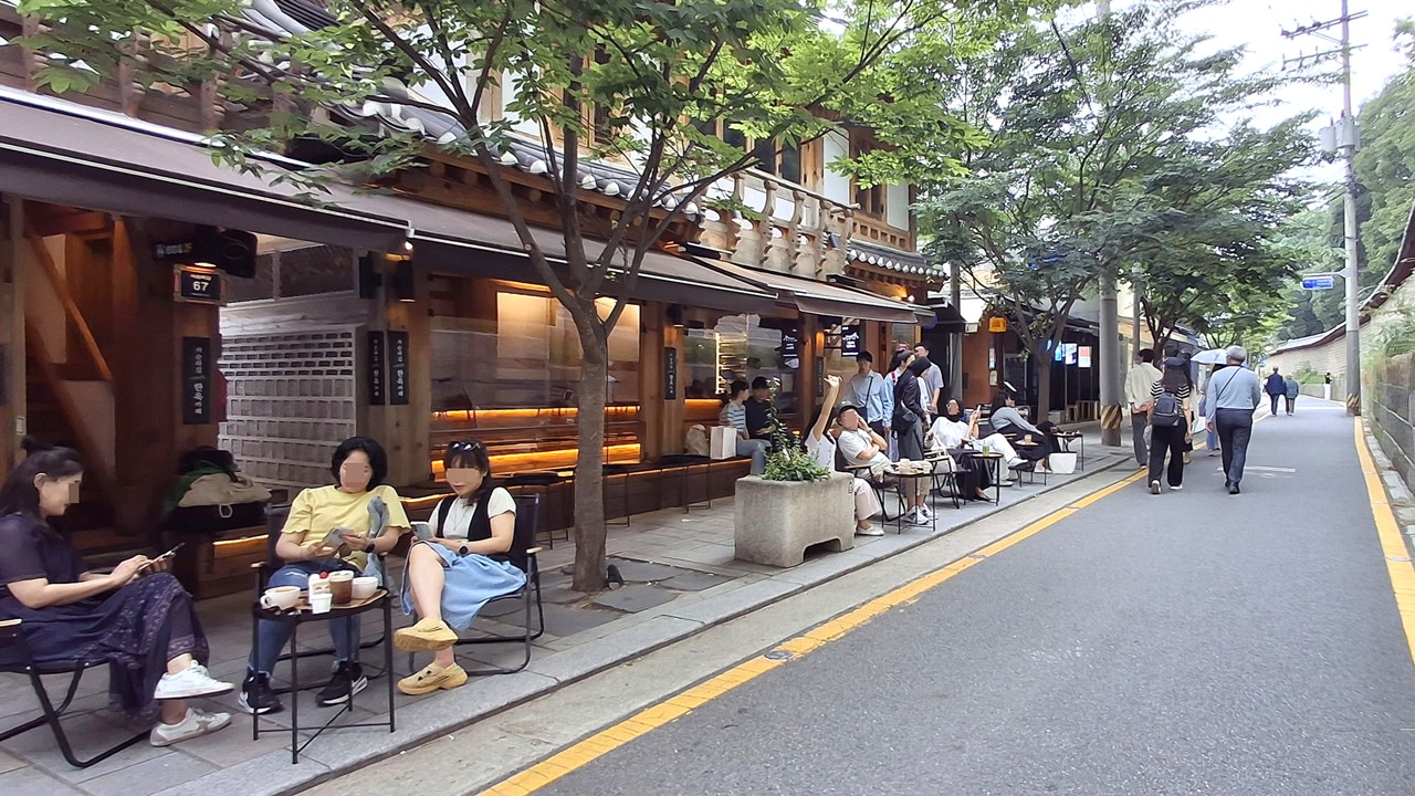 西順羅街
西順羅街是一條風景優美的街道，尤其在春秋兩季更是如此。其名稱源於它位於巡邏宗廟周邊地區的政府機關「巡邏廳」的西側。

西順羅街地理位置優越，鄰近益善洞、仁寺洞、北村和三清洞等熱門傳統街區，沿街林立著各式迷人的餐廳、咖啡館和手工藝品店。在春天的櫻花盛開