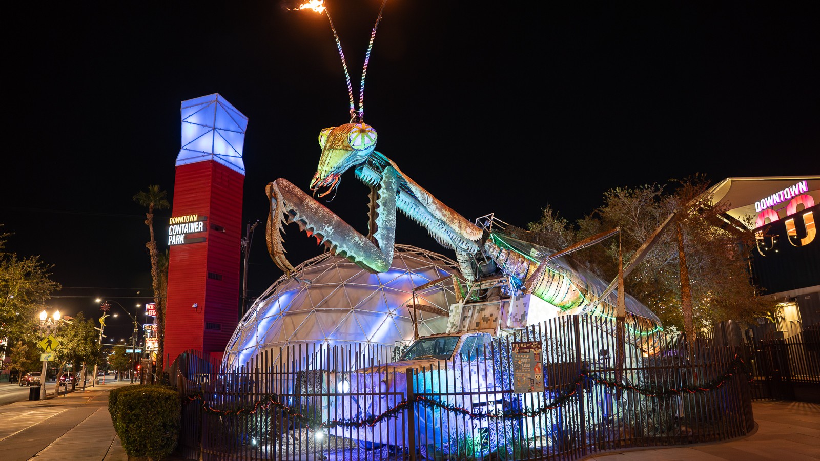 在拉斯維加斯市中心，盡情體驗夜生活的魅力，品嚐精釀雞尾酒與大膽風味，感受令人難忘的活力氛圍。