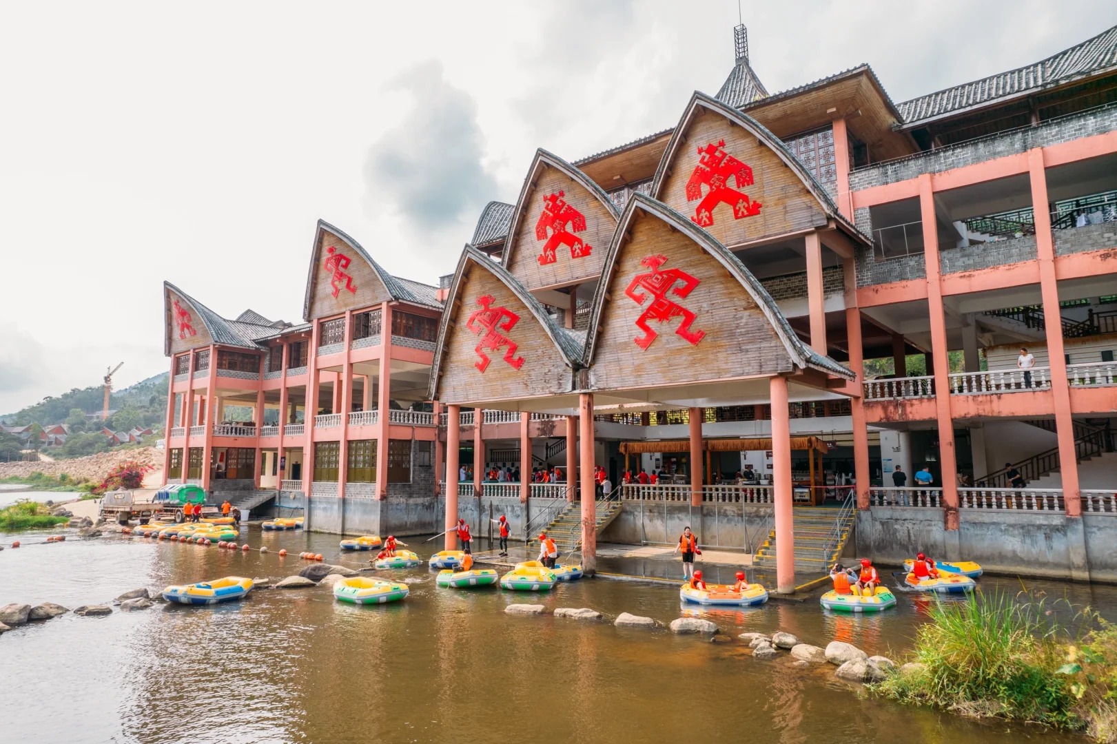 三亞周邊遊 |  五指山紅峽谷漂流一日遊  暢玩山水 探秘熱帶雨林奇觀