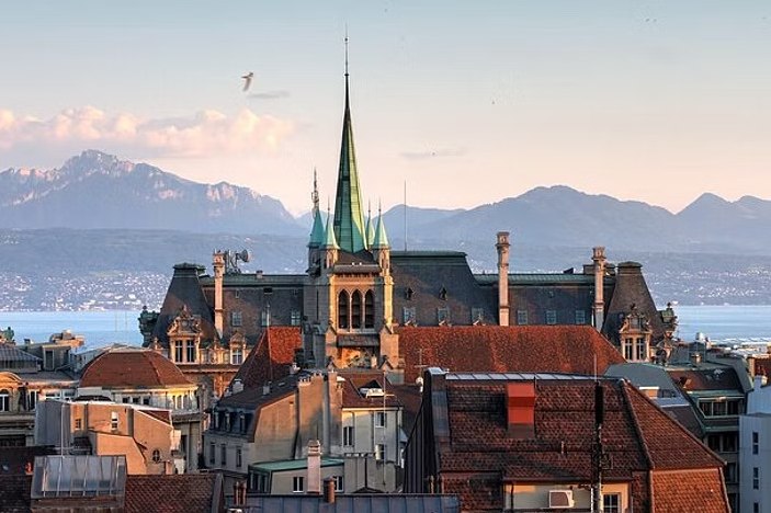 Private Lausanne Scavenger Hunt and Walking Tour