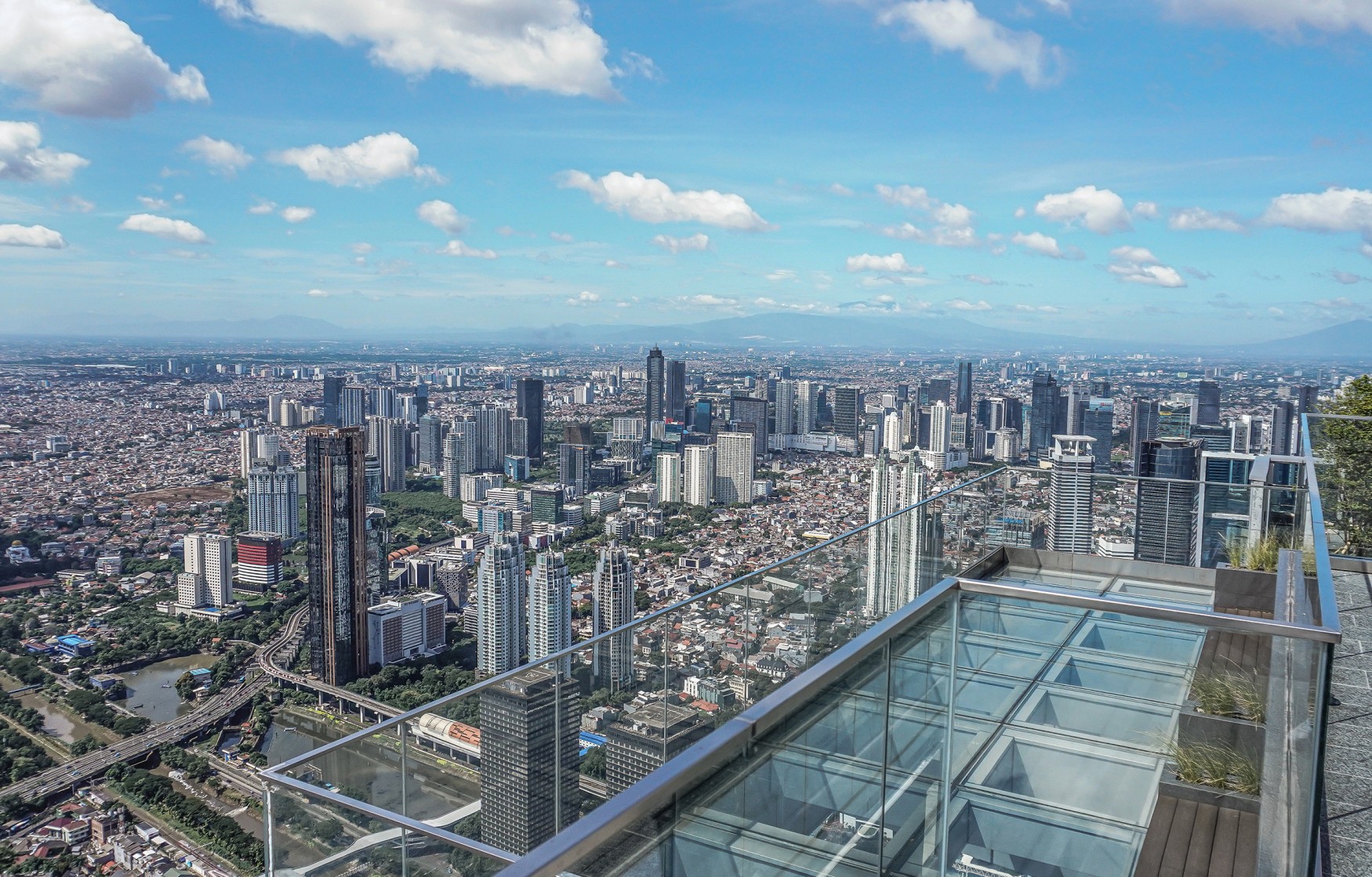 捕捉雅加達天際線的壯麗全景,從鬱鬱蔥蔥的南部高地到北部的海岸線。 捕捉雅加達天際線的壯麗全景,從鬱鬱蔥蔥的南部高地到北部的海岸線。